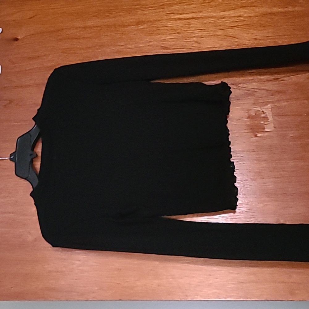 black basic SO tee